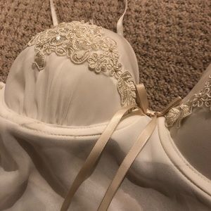 Beautiful, Brand New set of white lingerie.